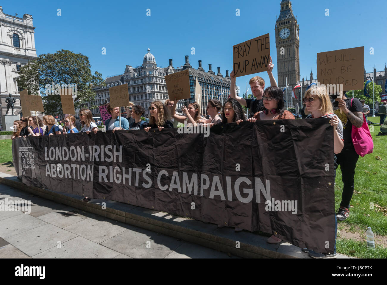 Londres, Royaume-Uni. 10 juin 2017. Choqué par la nouvelle que Theresa May est de gouverner avec l'aide de la DUP, le London-Irish Campagne Droit à l'avortement en protestation contre la place du Parlement vues sectaires qu'ils détiennent contre l'avortement, les droits des femmes et les droits des homosexuels. Le DUP a toujours entravé les droits fondamentaux de l'homme en Irlande du Nord, où les femmes peuvent toujours face à l'emprisonnement à vie pour l'avortement, s'oppose à l'homme gay, croit dans le créationnisme et s'oppose à l'idée d'évolution et a des liens étroits avec les terroristes paramilitaires protestantes. Peter Marshall Alamy Live News Banque D'Images