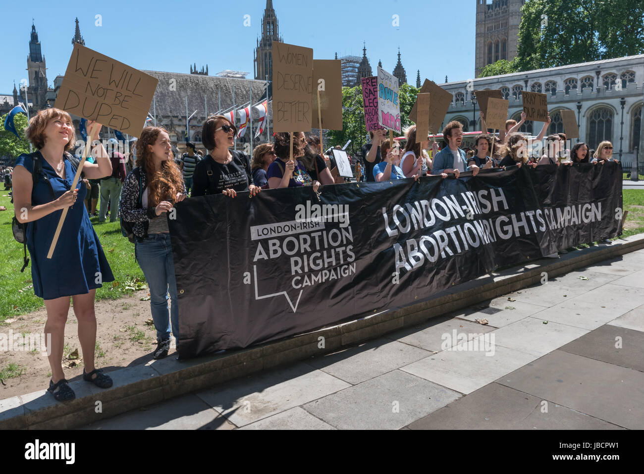 Londres, Royaume-Uni. 10 juin 2017. Choqué par la nouvelle que Theresa May est de gouverner avec l'aide de la DUP, le London-Irish Campagne Droit à l'avortement en protestation contre la place du Parlement vues sectaires qu'ils détiennent contre l'avortement, les droits des femmes et les droits des homosexuels. Le DUP a toujours entravé les droits fondamentaux de l'homme en Irlande du Nord, où les femmes peuvent toujours face à l'emprisonnement à vie pour l'avortement, s'oppose à l'homme gay, croit dans le créationnisme et s'oppose à l'idée d'évolution et a des liens étroits avec les terroristes paramilitaires protestantes. Peter Marshall Alamy Live News Banque D'Images
