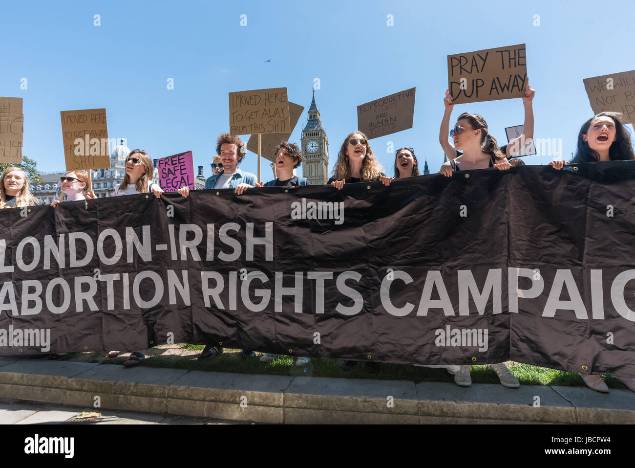 Londres, Royaume-Uni. 10 juin 2017. Choqué par la nouvelle que Theresa May est de gouverner avec l'aide de la DUP, le London-Irish Campagne Droit à l'avortement en protestation contre la place du Parlement vues sectaires qu'ils détiennent contre l'avortement, les droits des femmes et les droits des homosexuels. Le DUP a toujours entravé les droits fondamentaux de l'homme en Irlande du Nord, où les femmes peuvent toujours face à l'emprisonnement à vie pour l'avortement, s'oppose à l'homme gay, croit dans le créationnisme et s'oppose à l'idée d'évolution et a des liens étroits avec les terroristes paramilitaires protestantes. Peter Marshall Alamy Live News Banque D'Images