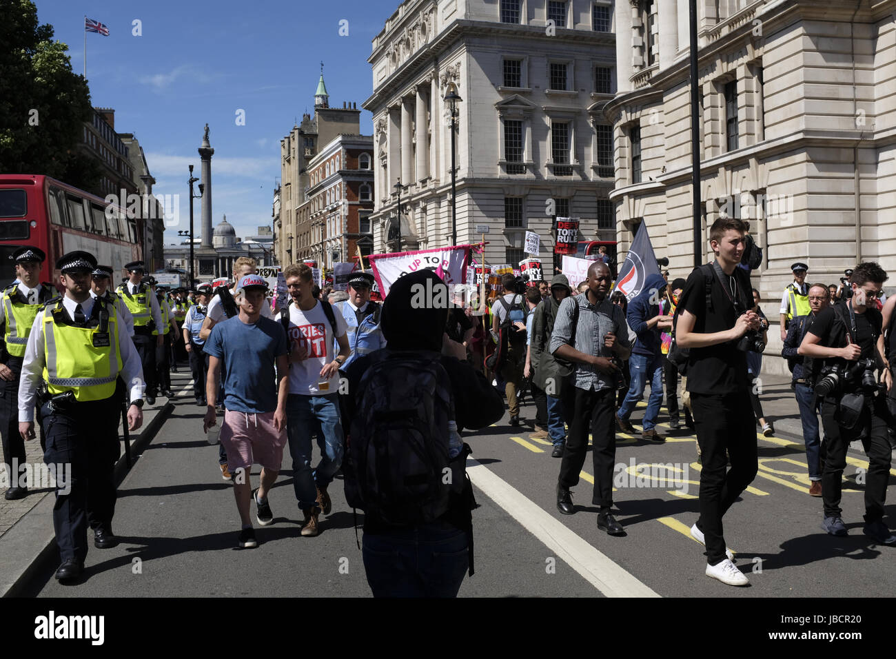 Des manifestants et la police sur Whitehall Street. Les manifestants dans les rues de Londres, pour protester contre le gouvernement conservateur et le premier ministre Theresa May. Banque D'Images