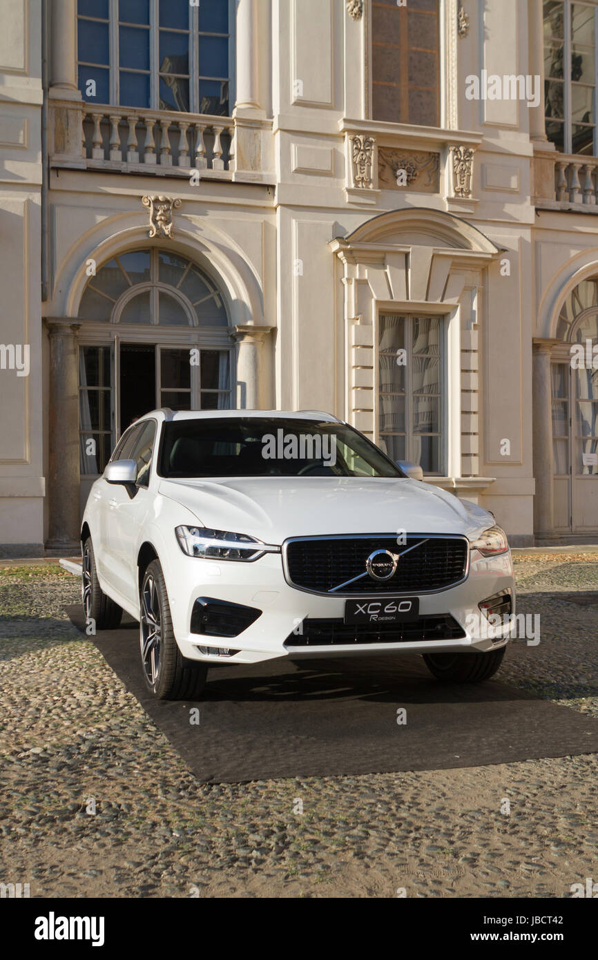 Turin, Italie, 10 juin 2017. Un 2017 Volvo XC60 R-Design. Volvo fête ses 90 ans avec une exposition de voitures dans la cour de Château du Valentino lors d'exposition de voiture de Turin. Crédit : Marco Destefanis/Alamy Live News Banque D'Images