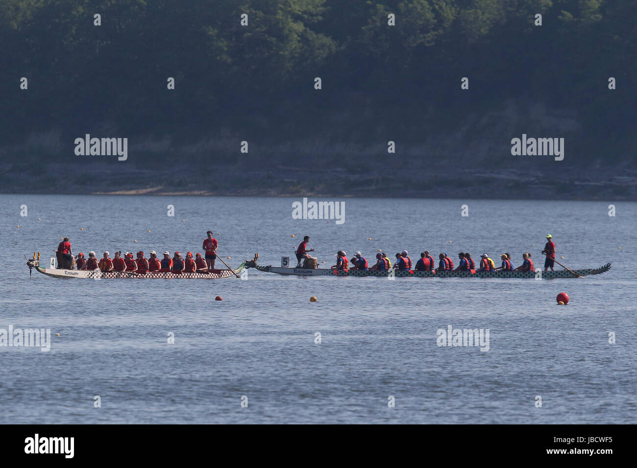 London, Ontario, Canada. 10 Juin, 2017. Les équipes composées de 22 rameurs en compétition contre 59 autres équipes dans l'espoir d'obtenir de l'argent pour le London Health Sciences Foundation. Le produit de tous les du programme vont agir maintenant patient assistance fund, qui aide les personnes qui ont besoin d'un traitement mais non couverts par l'OHIP ou avantages. Parc de conservation du Fanshawe à London en Ontario qui a eu lieu l'événement avec une entrée gratuite et un service de navette pour la zone de la course de l'espace place de stationnement. Chaque équipe a ses propres t-shirts avec un nom d'équipe et une équipe de couleur. Crédit : Luc Durda/Alamy Live News Banque D'Images