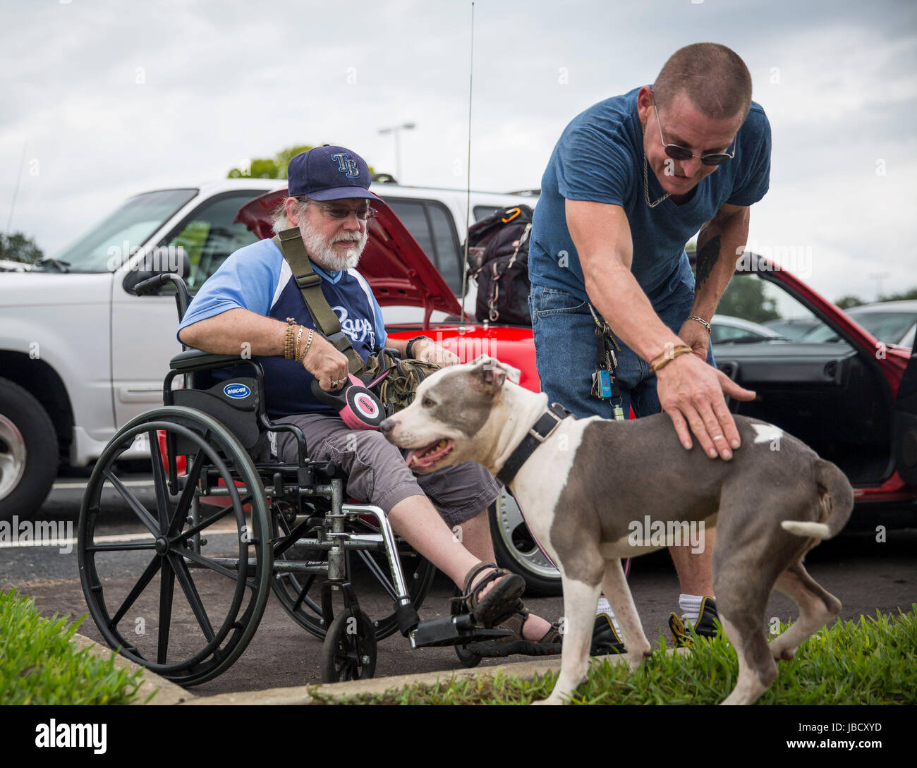 En Floride, aux États-Unis. 10 Juin, 2017. LOREN ELLIOTT | fois .Mike Maurer (à gauche) s'apprête à tête dans le stade avec ami Doug Young et chien d'Sissy avant qu'un programme double entre les Athletics d'Oakland et les Rays de Tampa Bay au Tropicana Field à Saint-Pétersbourg le Samedi, 10 juin 2017. Maurer surpris les jeunes avec des billets pour le match comme un cadeau d'anniversaire. ***Pour série vignette* Crédit : Loren Elliott/Tampa Bay Times/ZUMA/Alamy Fil Live News Banque D'Images