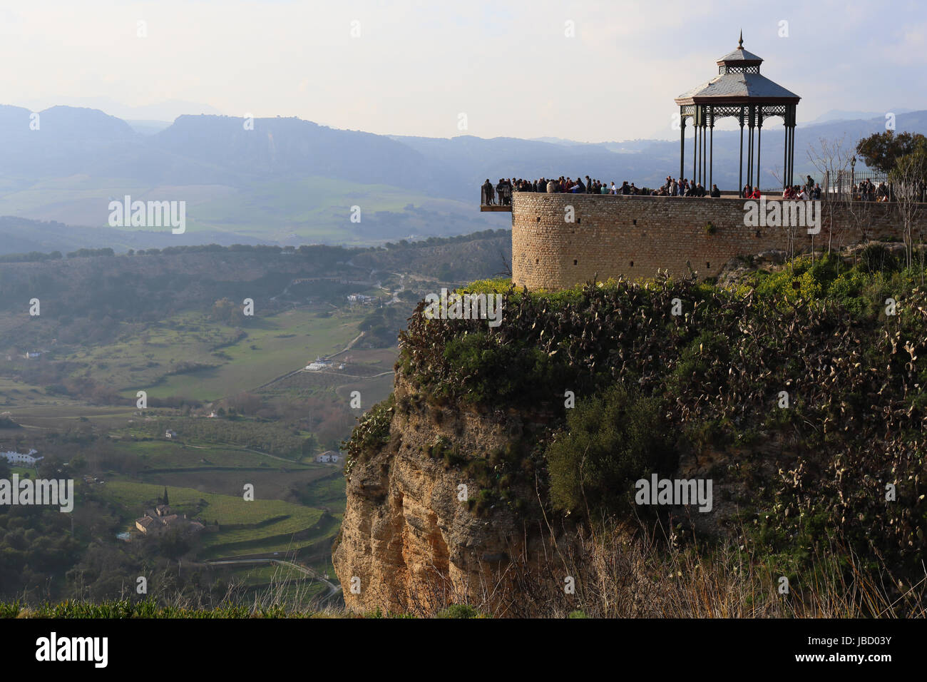 Les touristes affluent à l'angle en Alameda del Tajo de Ronda en Andalousie, Espagne Banque D'Images