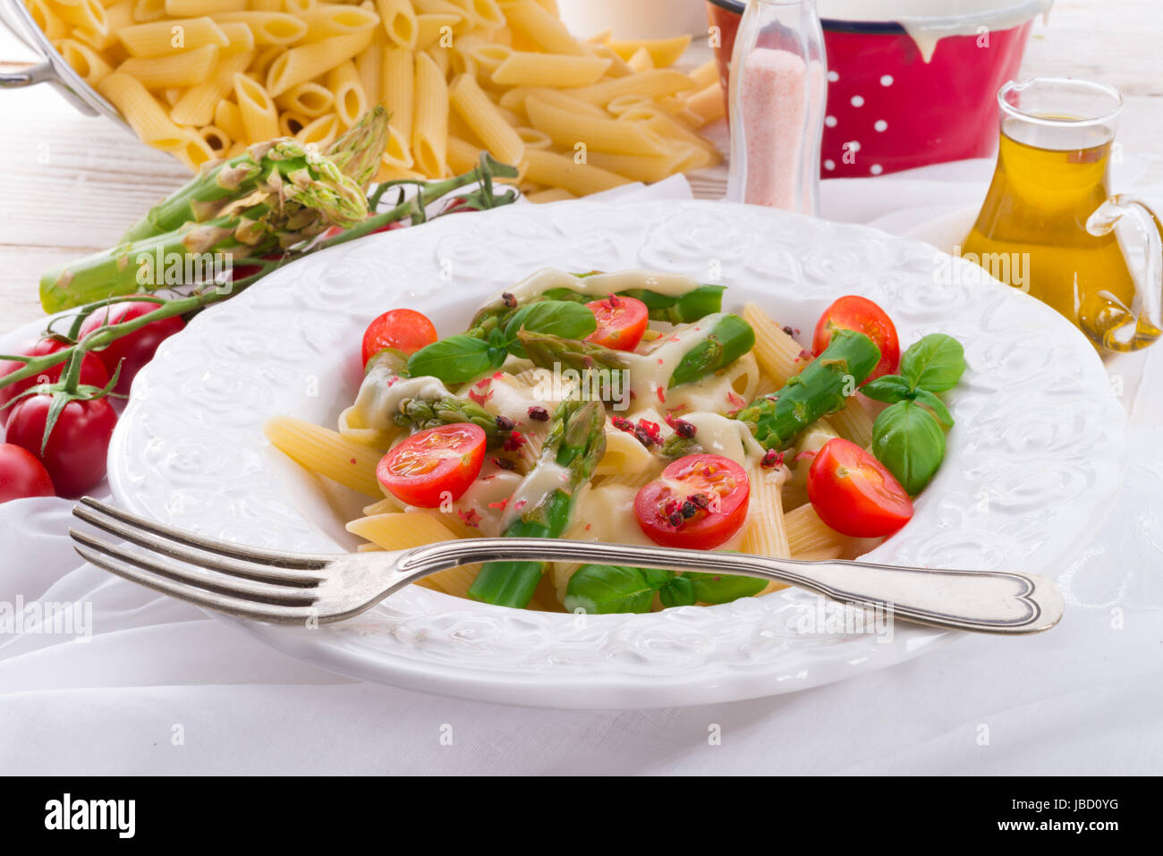 Des nouilles avec asperges à la sauce au fromage à la crème Banque D'Images