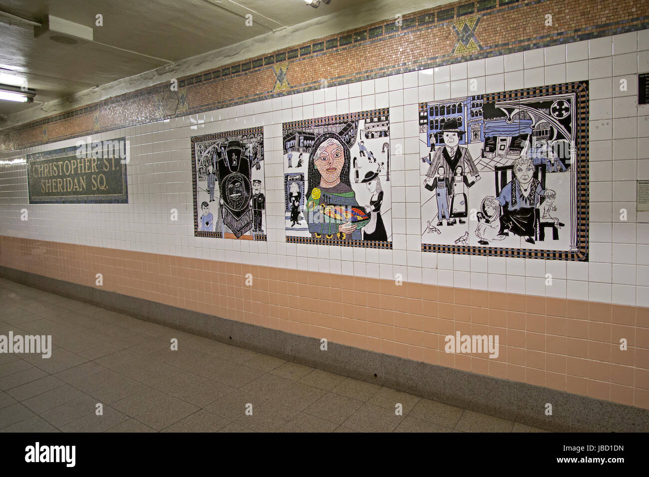 L'art du métro sur la plate-forme de la Christopher St. Sheridan Square subway station sur la ligne n°1 à Manhattan, New Stock Photo Subway art sur l'platf Banque D'Images