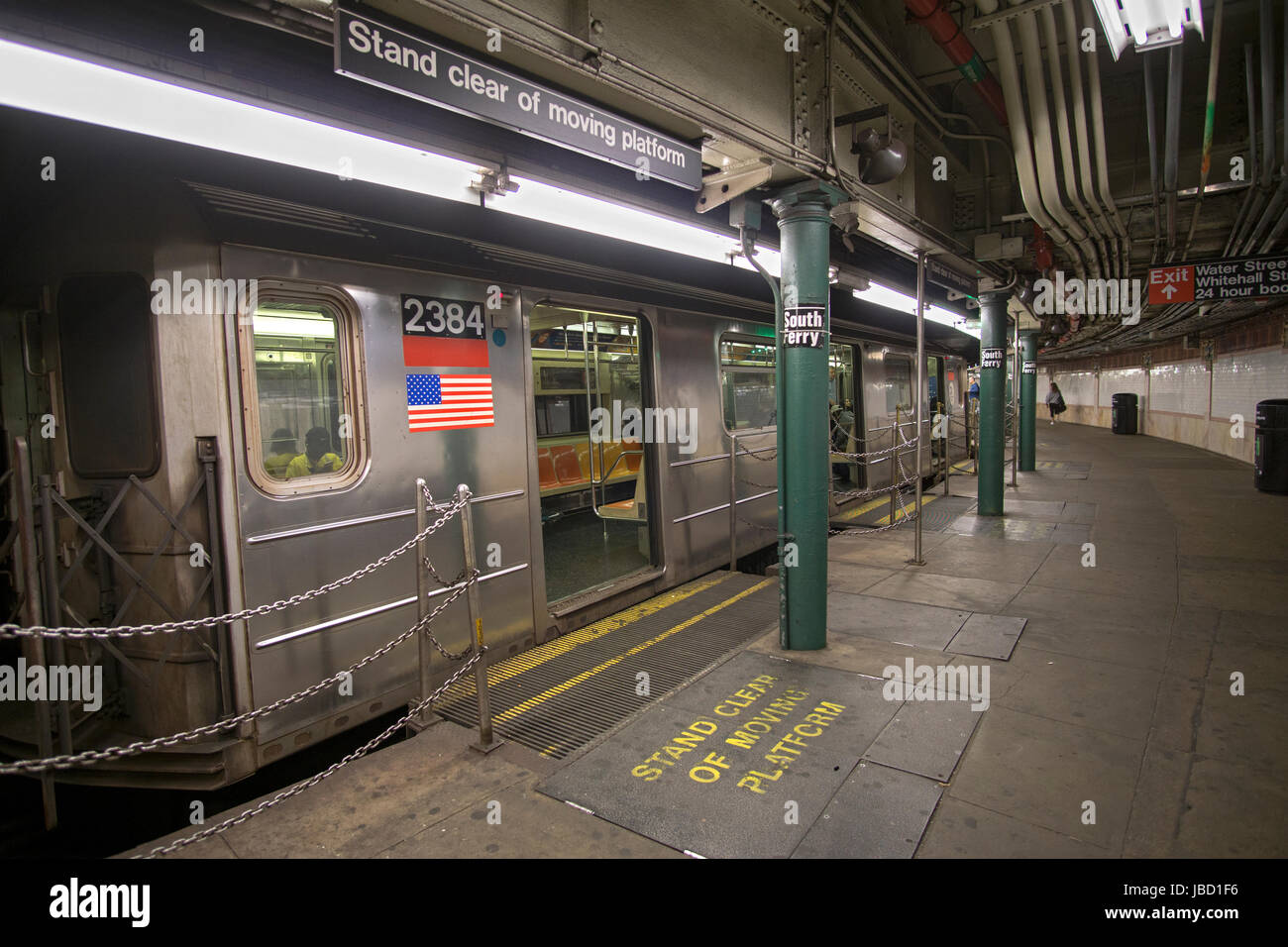 Un métro à la station de ferry du Sud, dernier arrêt de l'IRT numéro 1 train. Dans Battery Park, Manhattan, New York City Banque D'Images