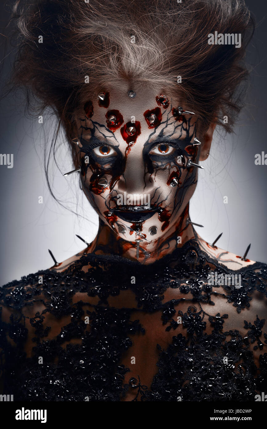 Un maquillage halloween effrayant d'une sorcière avec une sanglante  peircing fissuré et la peinture pour le visage Photo Stock - Alamy