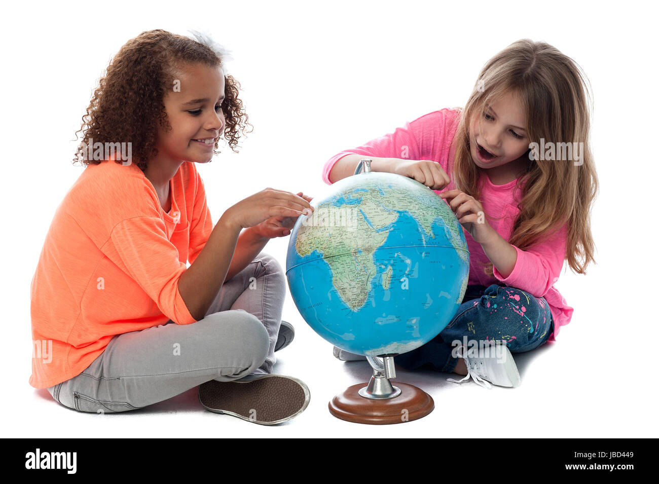 L'école élémentaire de filles jouant avec un globe Banque D'Images