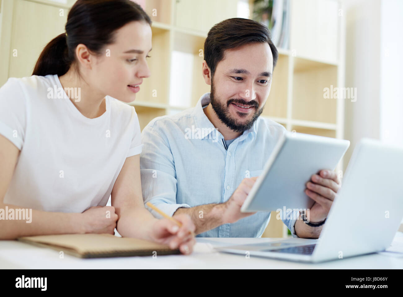 D'affaires avec des gadgets de votre navigation sur le net et à données nécessaires Banque D'Images