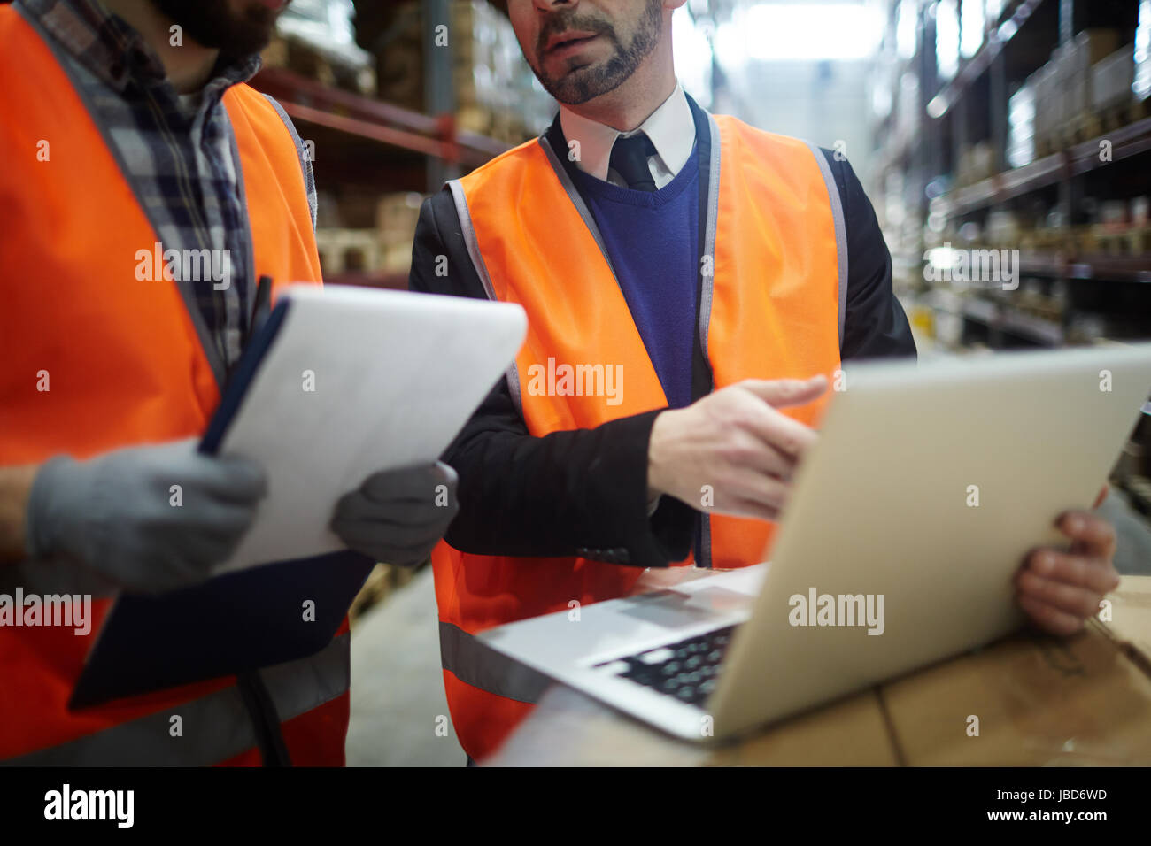 Travailleur d'entrepôt de données d'ordinateur portable en expliquant à son collègue Banque D'Images