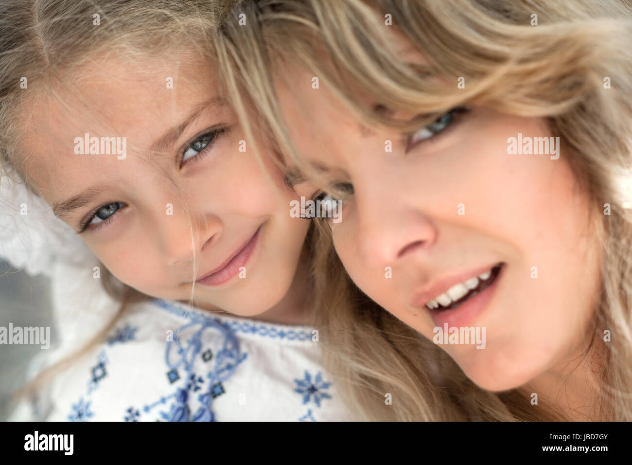 Close-up portrait of happy cheerful belle jeune mère avec sa petite fille souriante - plein air. Banque D'Images