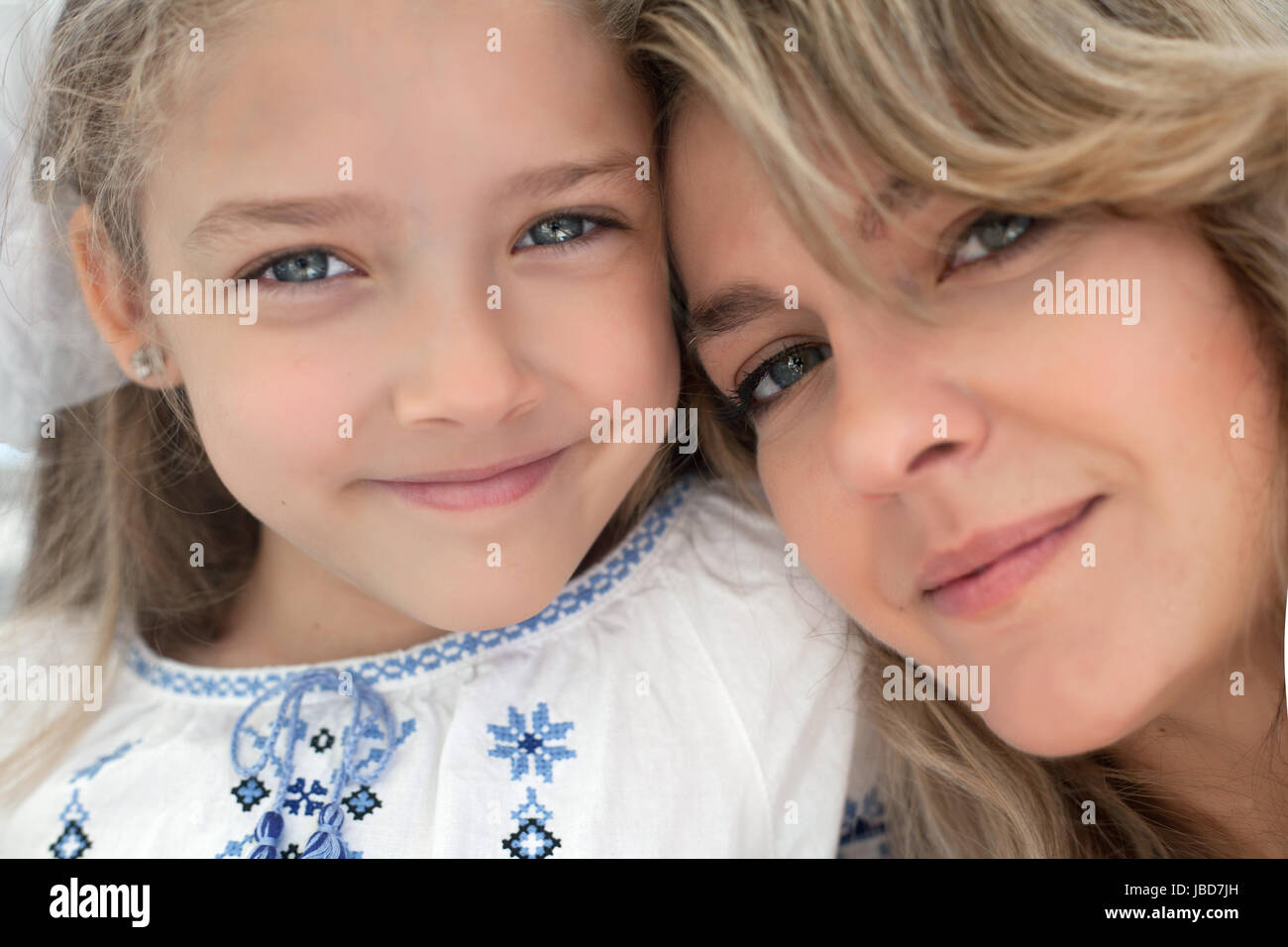 Close-up portrait of happy cheerful belle jeune mère avec sa petite fille souriante - plein air. Banque D'Images