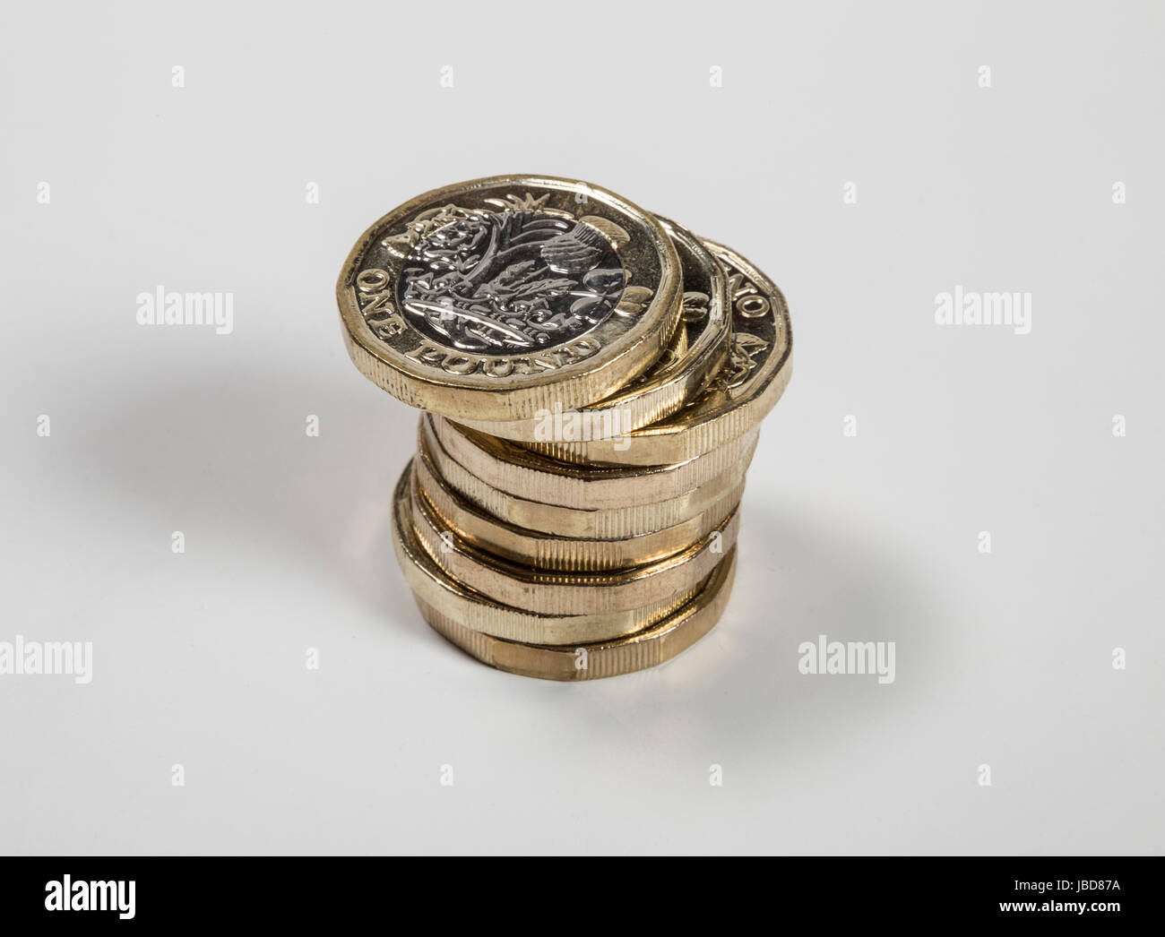New UK British Pound coins dans une pile verticale Banque D'Images