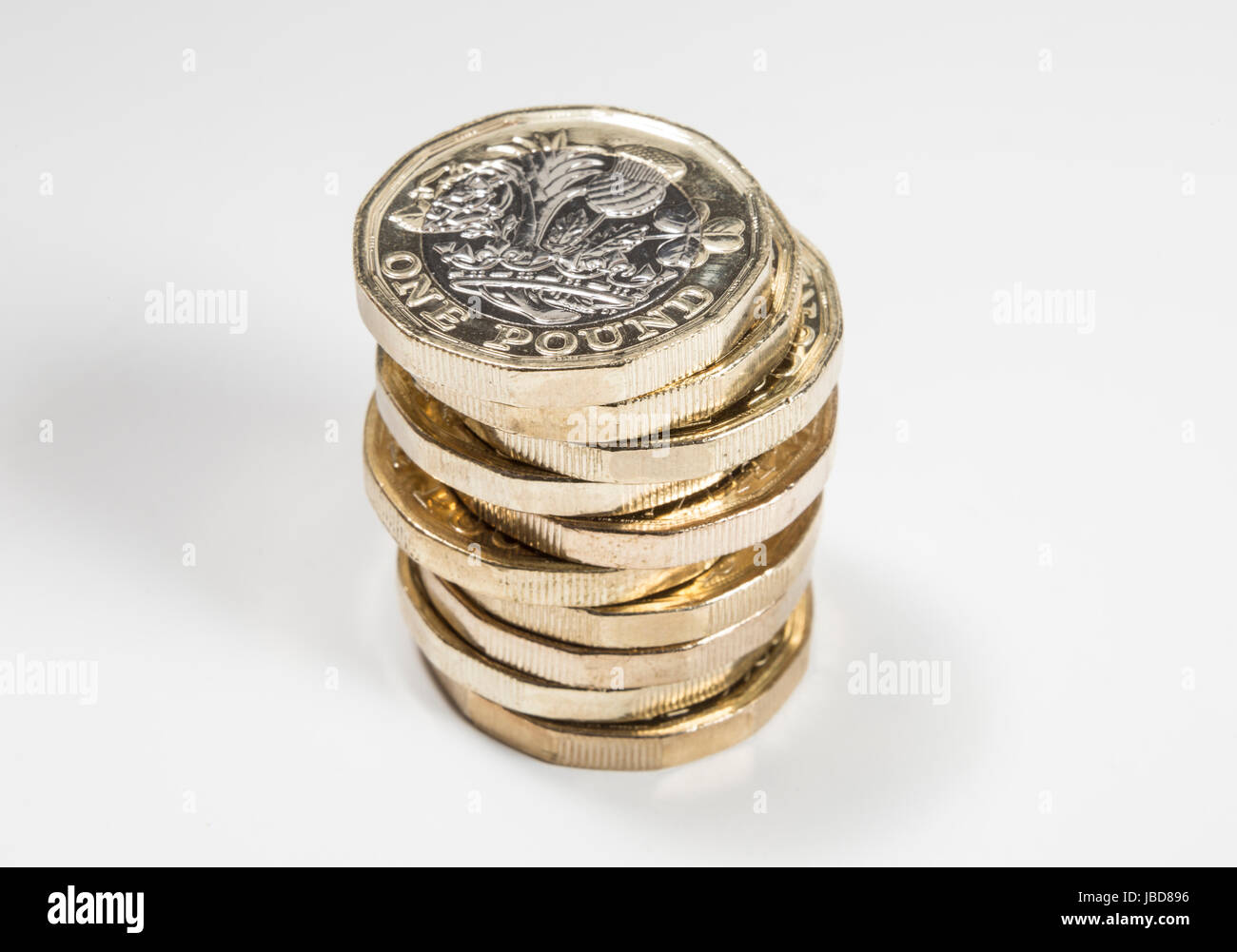 New UK British Pound coins dans une pile verticale Banque D'Images