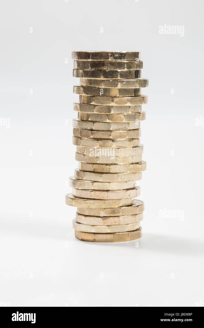 New UK British Pound coins dans une pile verticale Banque D'Images
