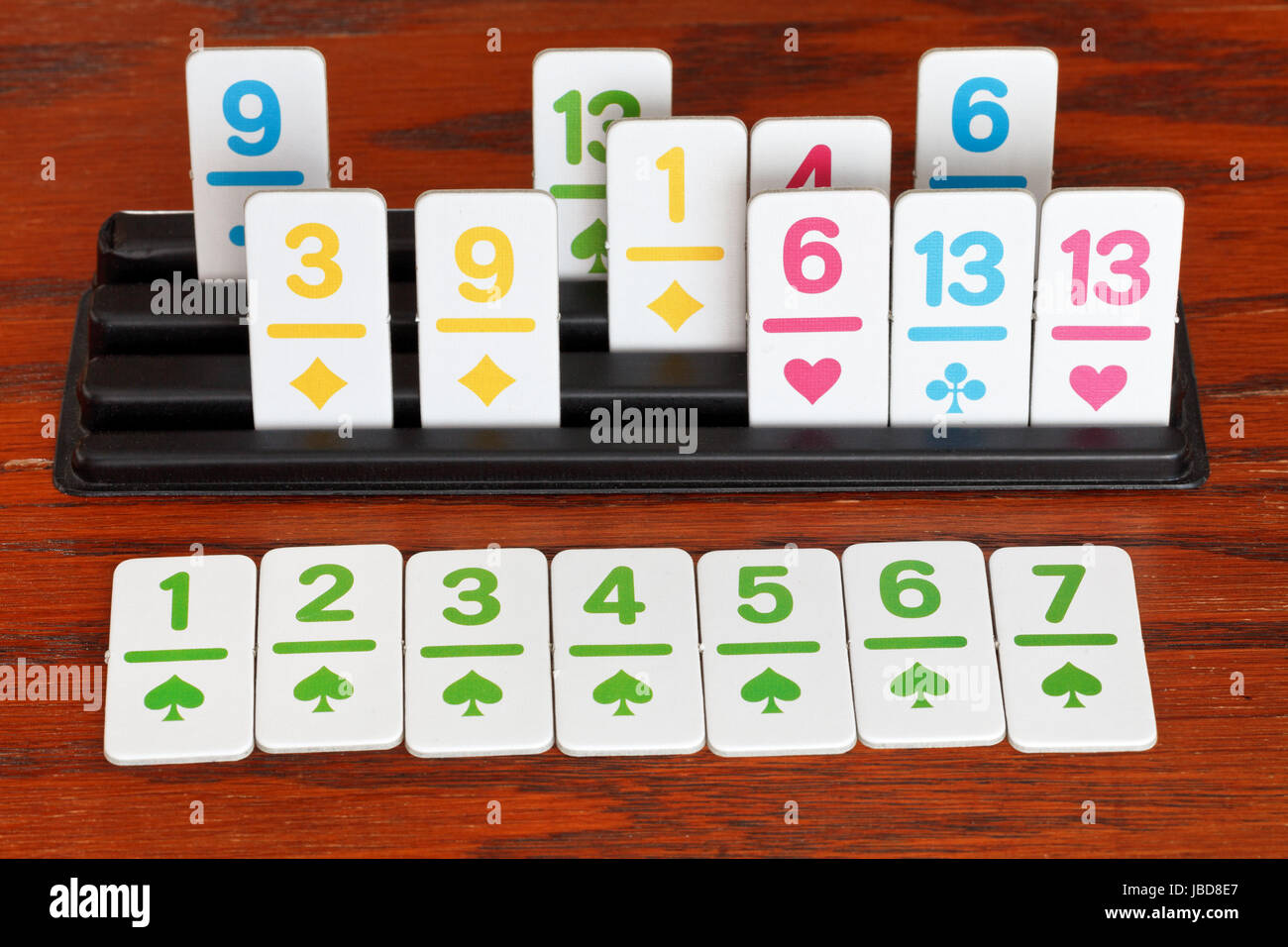 Aire de Jeu de Rami jeu de carte sur table en bois Photo Stock - Alamy