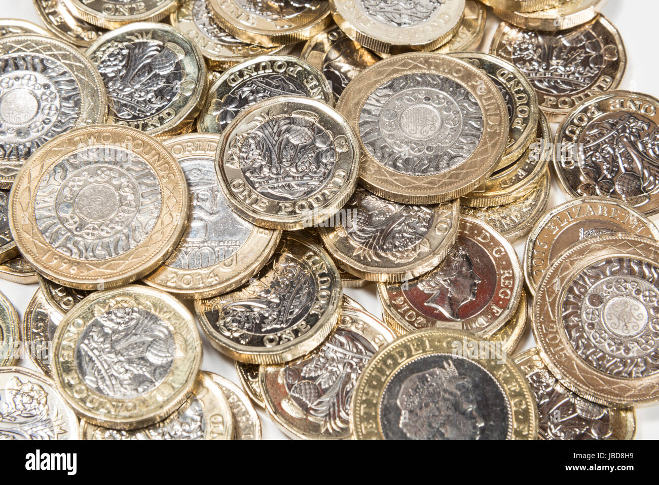 New UK British Pound et £2 pièces - arrangement aléatoire Banque D'Images