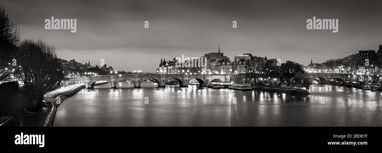 Noir & Blanc, vue panoramique de l'Ile de la cité, la Seine et le Pont Neuf, à l'aube. Paris, 1er arrondissement, France Banque D'Images