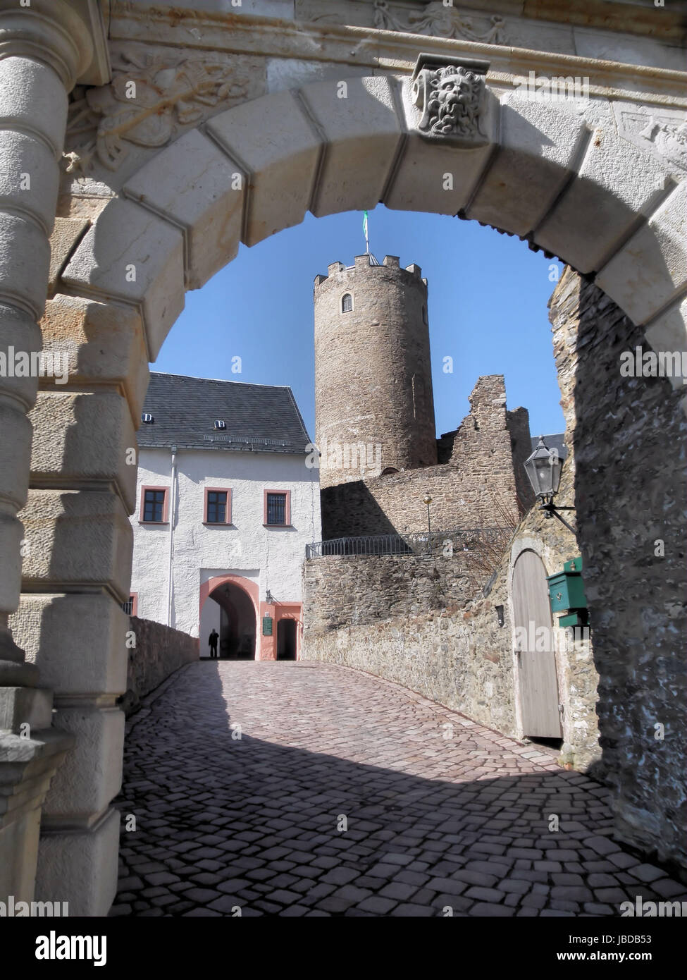 Extérieur et intérieur de la porte du château de pierre dans l'Erzgebirge Scharfenstein en Allemagne ; regardez au château avec tour du château Banque D'Images