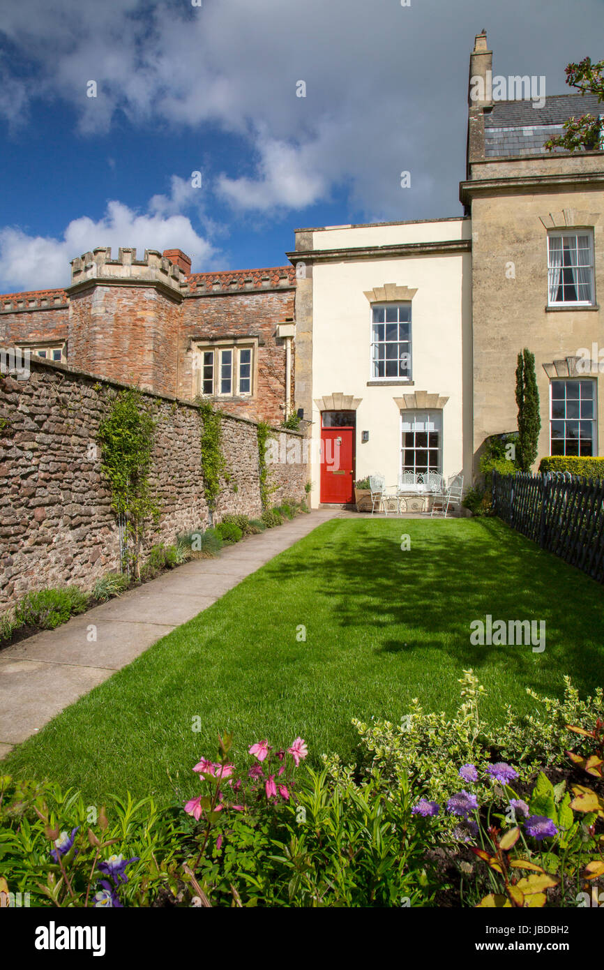 Une très petite et étroite maison dans une terrasse plus de maisons dans la région de Wells, Somerset, England, UK Banque D'Images