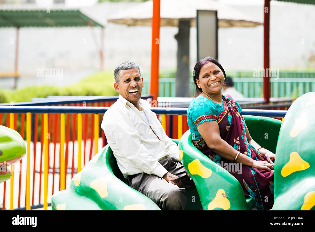 2 couple juste ride fun amusement park smiling s'amusant Banque D'Images