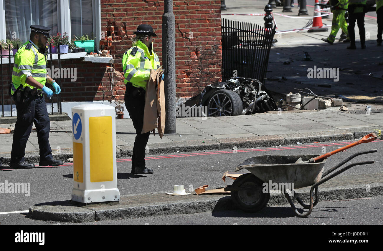 La police au lieu d'un accident de voiture à Kensington, Londres, où un homme est décédé après une voiture s'est écrasé dans un sous-sol d'une maison à tel qu'il a filé au loin à partir de la police. Banque D'Images