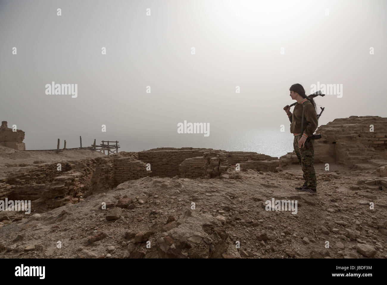 Chris Huby / Le Pictorium - Syrie / Rojava - colère de l'Euphrate - 07/01/2017 - Jan 7 Rojava -- LA SYRIE SYRIE / NORD / ROJAVA PRÈS DE RAQQA / CHÂTEAU QALAT JABAR - le SDF (Forces Démocratiques syriennes) avec GPJ (kurdes) a repris le célèbre château d'ISIS. Un soldat de GPJ se passe à travers le château. Banque D'Images