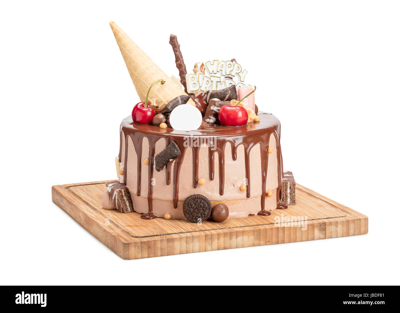 Délicieux Gâteau au chocolat de surface par bassinage isolé sur fond blanc avec chemin de détourage dans toute la profondeur de champ. Banque D'Images