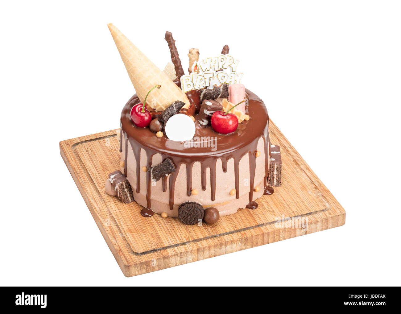 Délicieux Gâteau au chocolat de surface par bassinage isolé sur fond blanc avec chemin de détourage dans toute la profondeur de champ. Banque D'Images