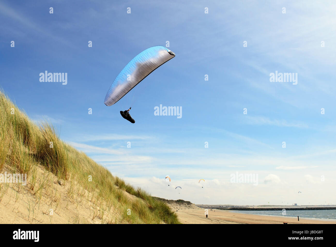 Para planeurs volant au-dessus des dunes de la côte et d'avoir un grand temps. Banque D'Images