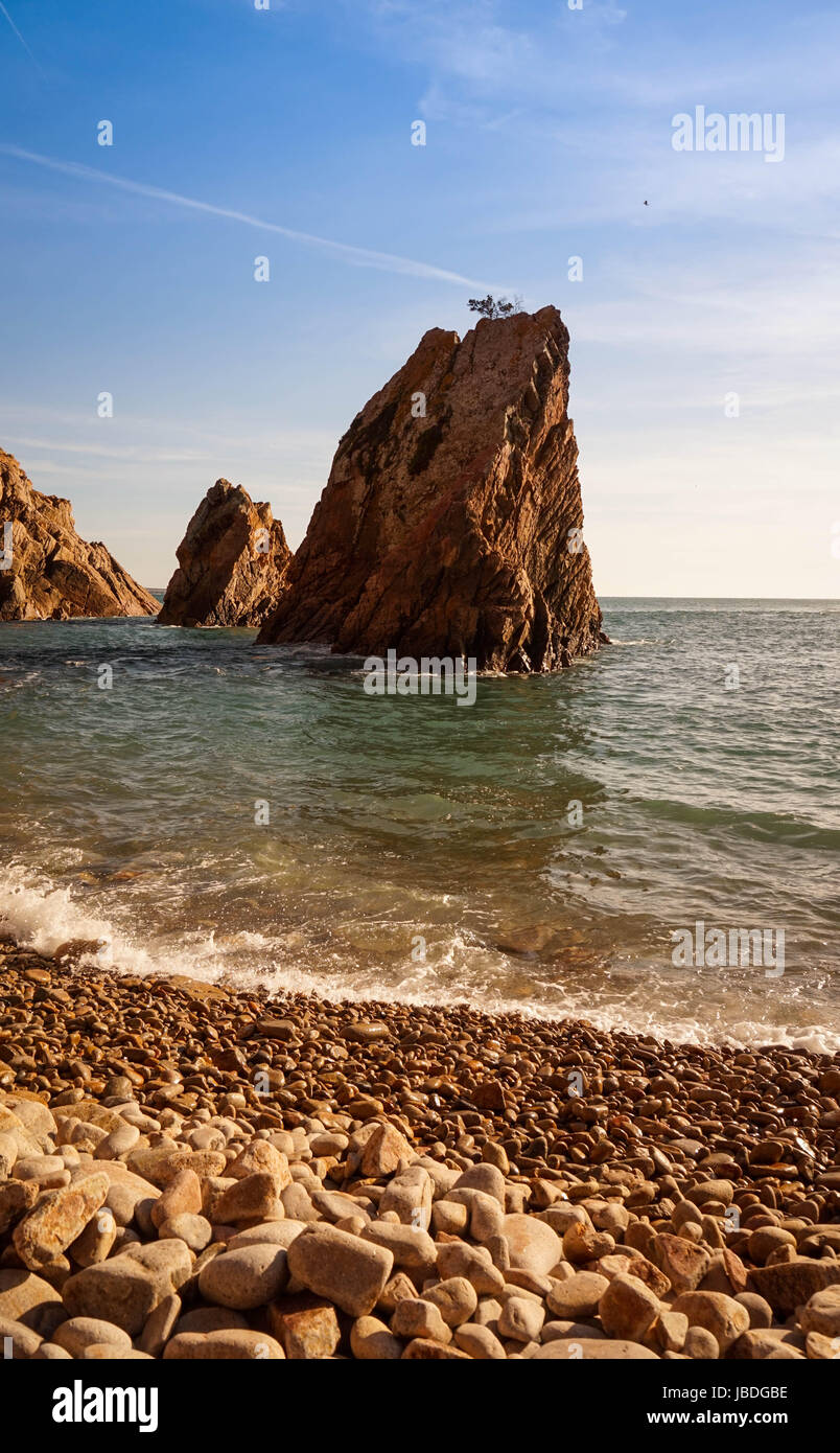 Rock sauvage incroyable plage au coucher du soleil. Parc Naturel de Sintra Cascais Portugal Banque D'Images