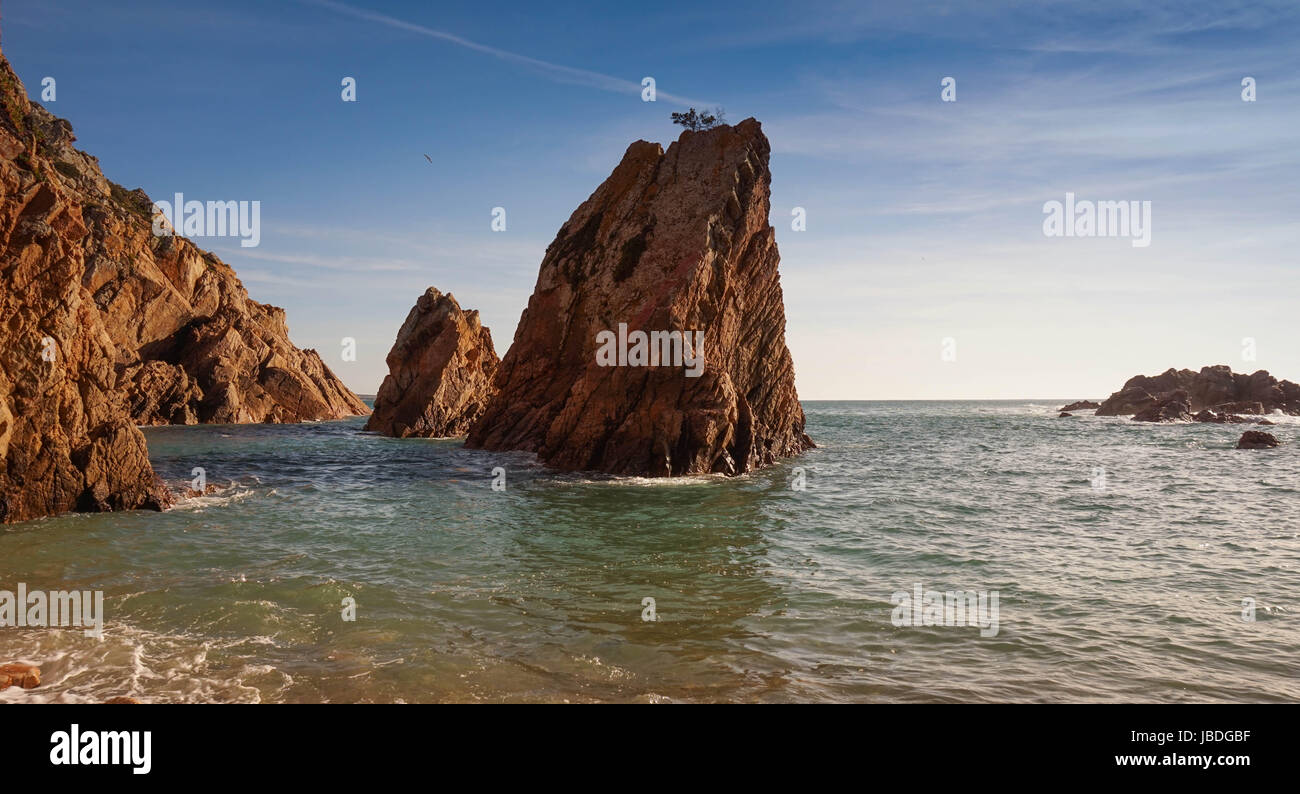 Rock sauvage incroyable plage au coucher du soleil. Parc Naturel de Sintra Cascais Portugal Banque D'Images