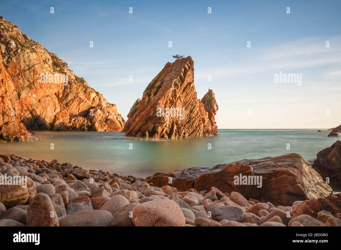 Rock sauvage incroyable plage au coucher du soleil. Parc Naturel de Sintra Cascais Portugal Banque D'Images