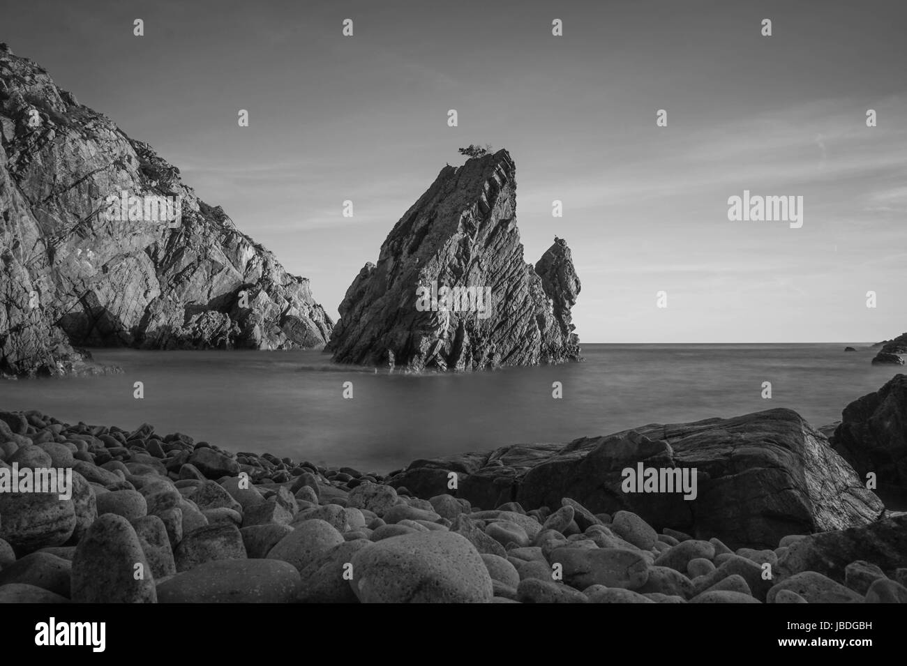 Rock sauvage incroyable plage au coucher du soleil. Parc Naturel de Sintra Cascais Portugal Banque D'Images
