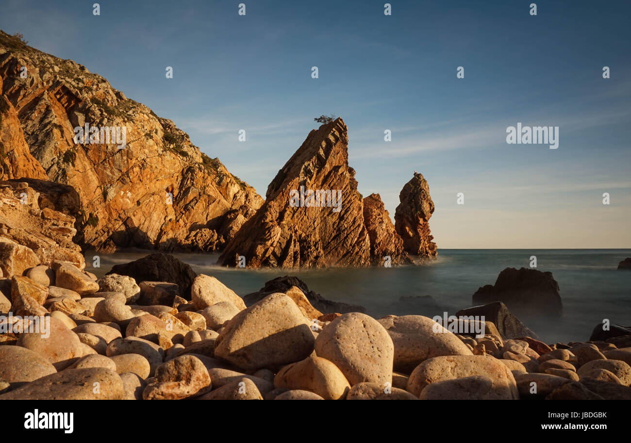 Rock sauvage incroyable plage au coucher du soleil. Parc Naturel de Sintra Cascais Portugal Banque D'Images
