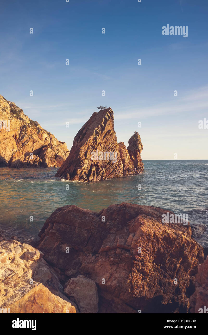 Rock sauvage incroyable plage au coucher du soleil. Parc Naturel de Sintra Cascais Portugal Banque D'Images