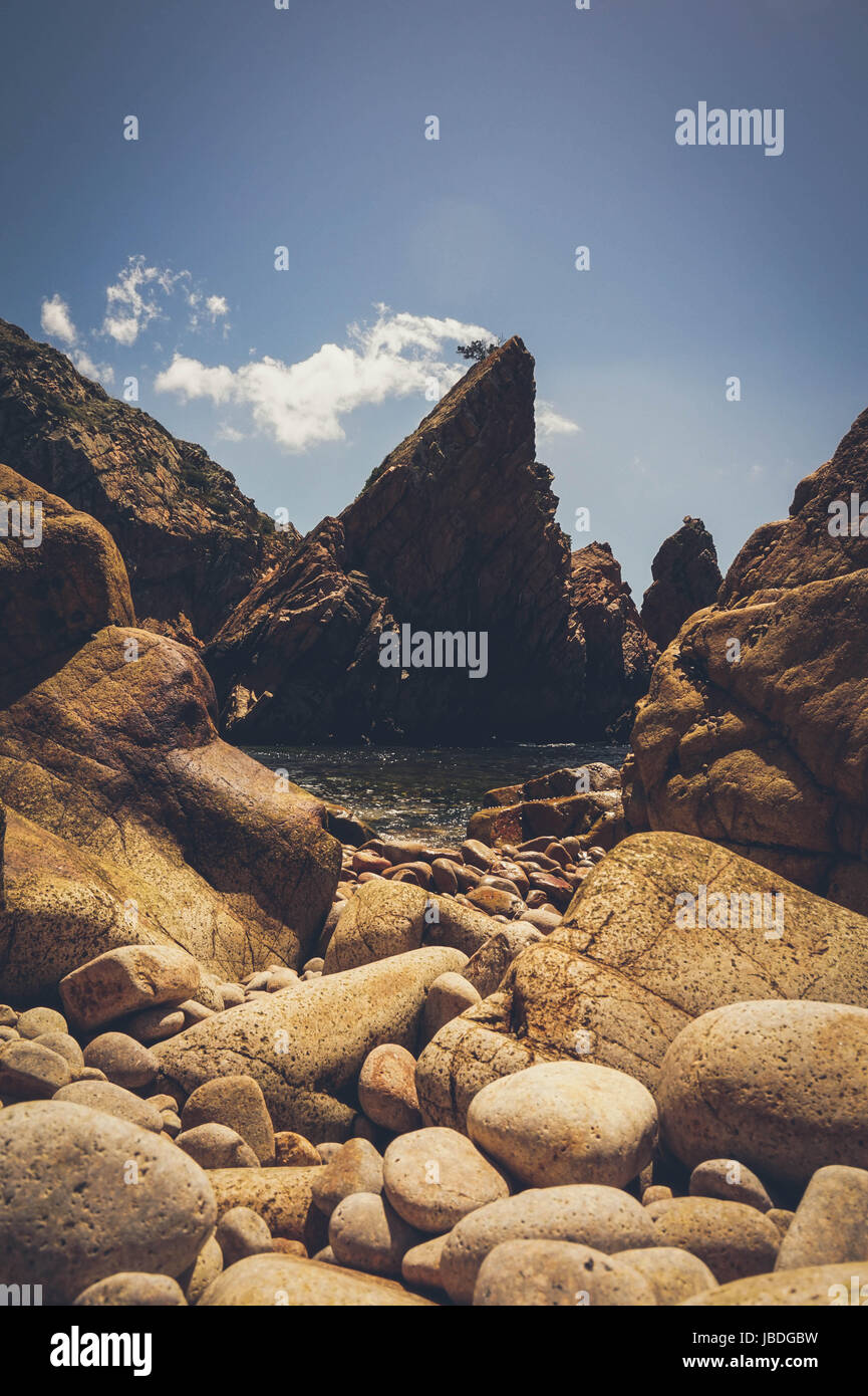 Rock sauvage incroyable plage au coucher du soleil. Parc Naturel de Sintra Cascais Portugal Banque D'Images