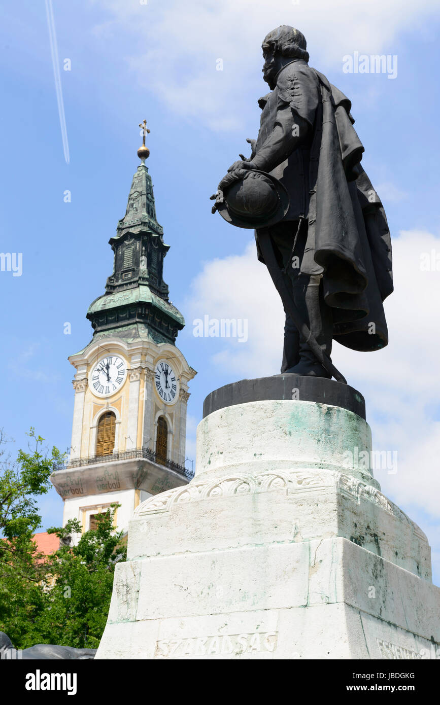La Hongrie, Kecskemet. Le monument sur Kossuth Lajos Kossuth Square. Nagy église sur arrière-plan Banque D'Images