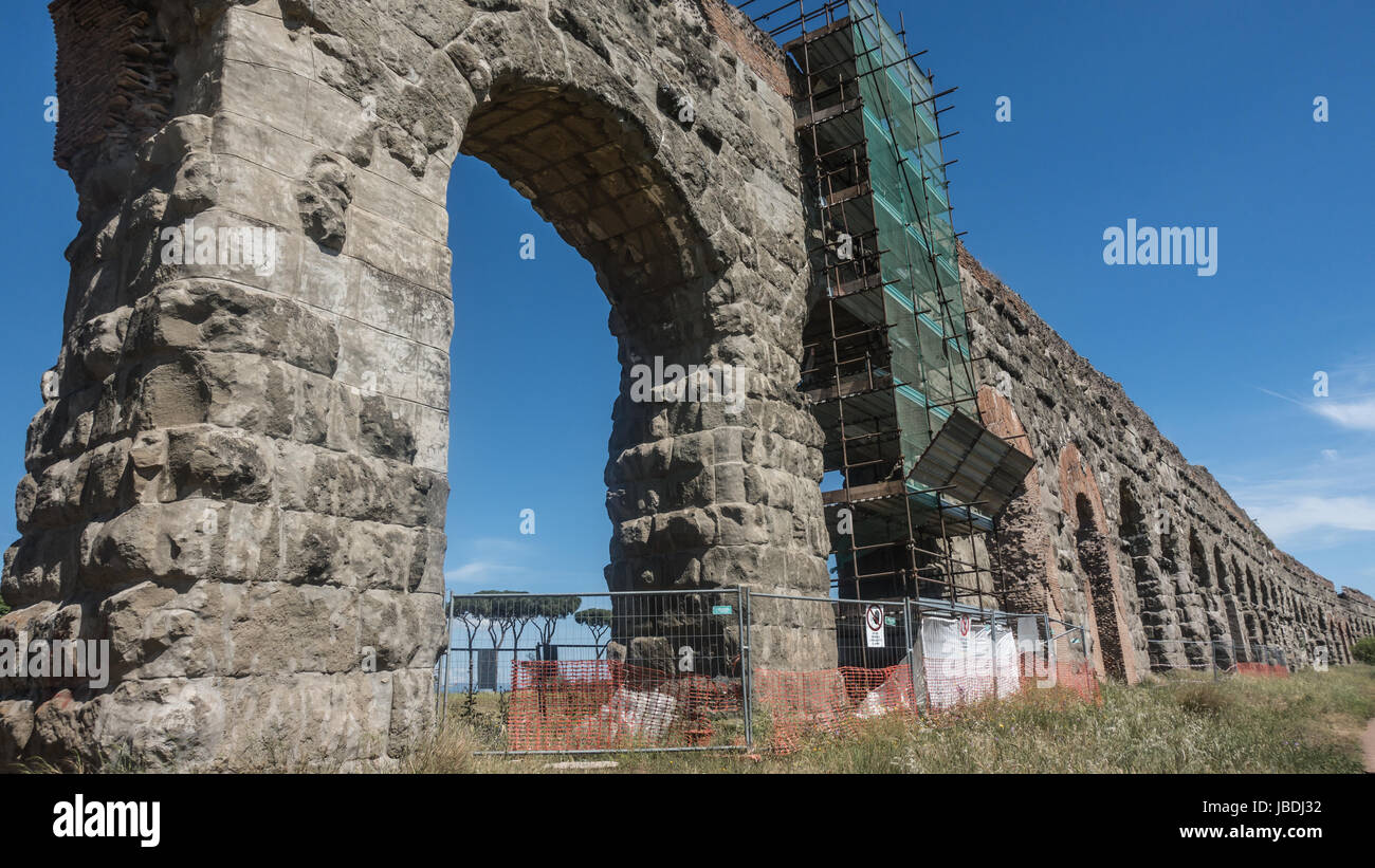 Aqueduc Aqua Claudia, des travaux de restauration, banlieue de Rome, mai 2017, l'ancien aqueduc de pittoresque, Parco degli Acquedotti, Parc de l'Aqueduc. Banque D'Images