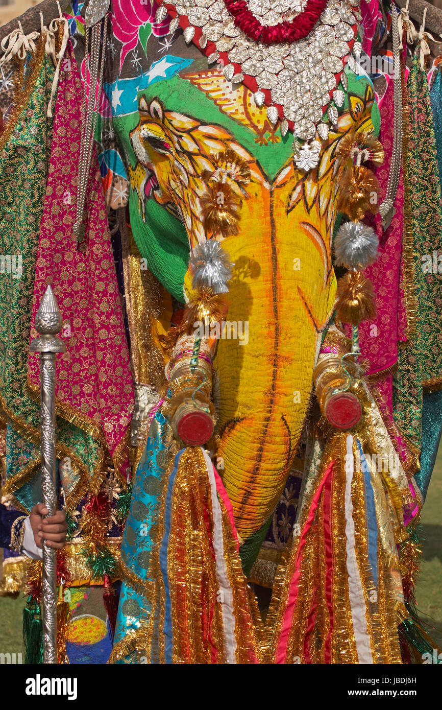 Chef de richement décoré d'un éléphant indien lors de l'assemblée annuelle du festival de l'éléphant à Jaipur, Rajasthan, Inde Banque D'Images