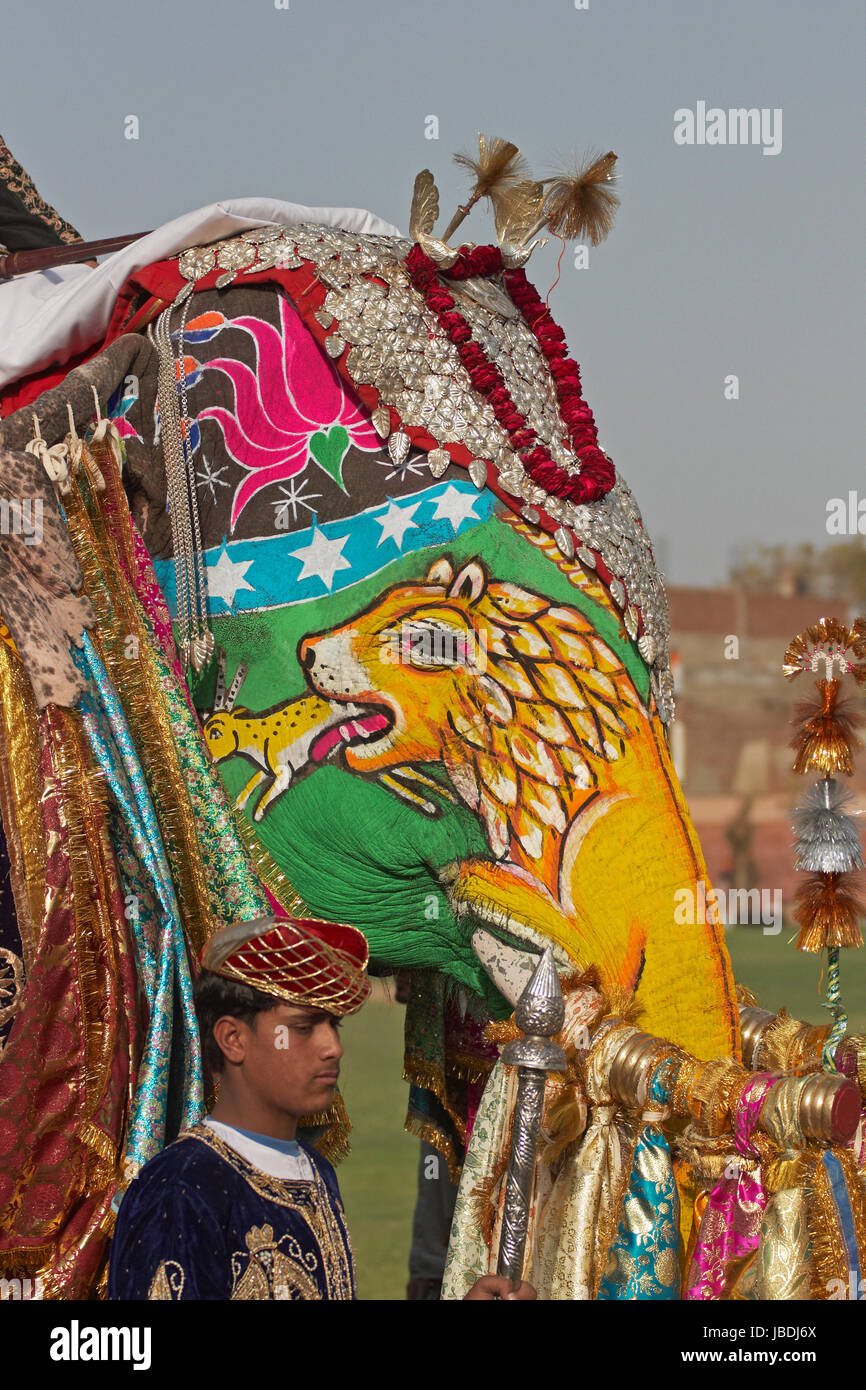 Chef de richement décoré d'un éléphant indien lors de l'assemblée annuelle du festival de l'éléphant à Jaipur, Rajasthan, Inde Banque D'Images