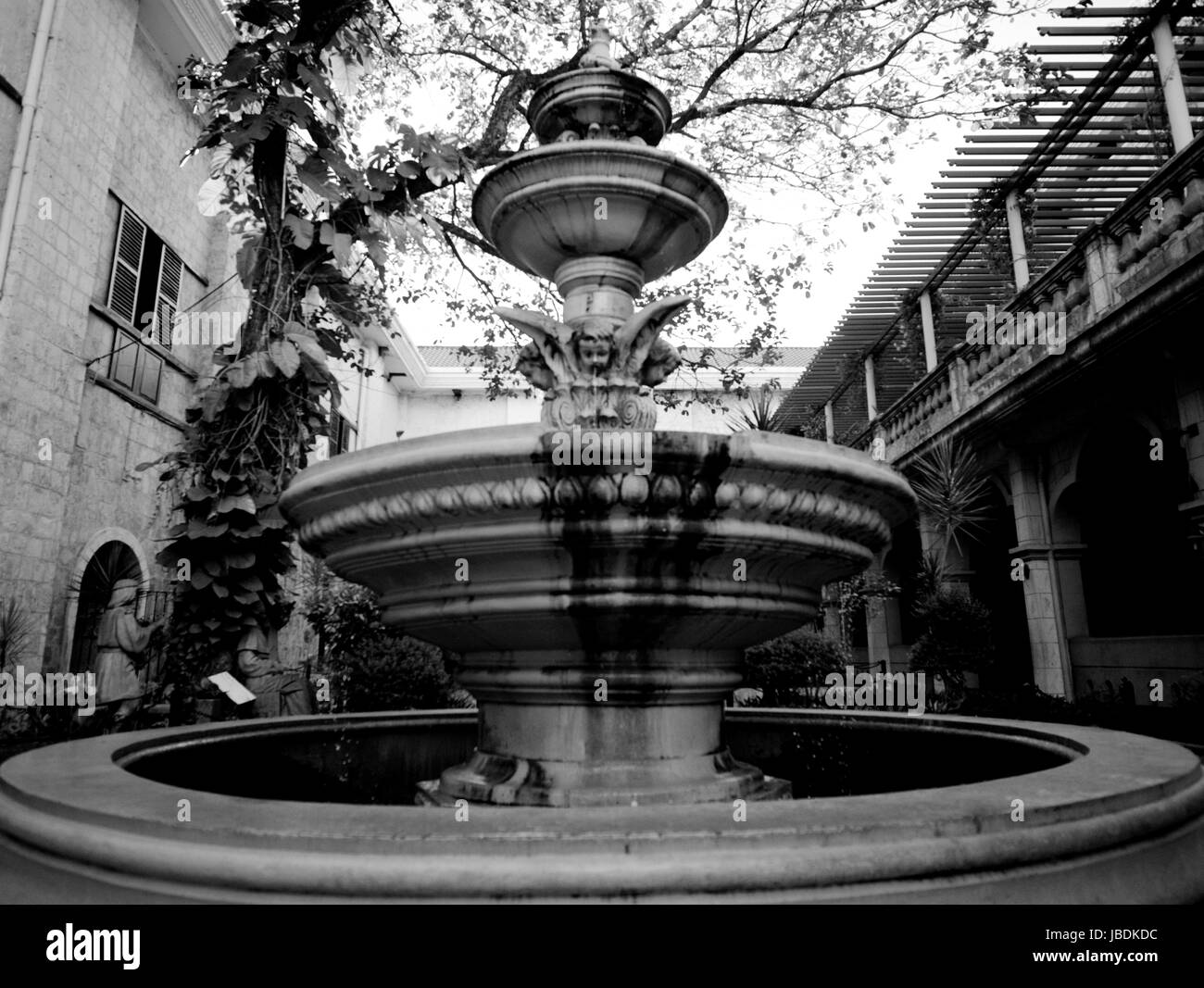 Une fontaine de chérubins dans le jardin d'Basilica Minore del Santo Nino Banque D'Images