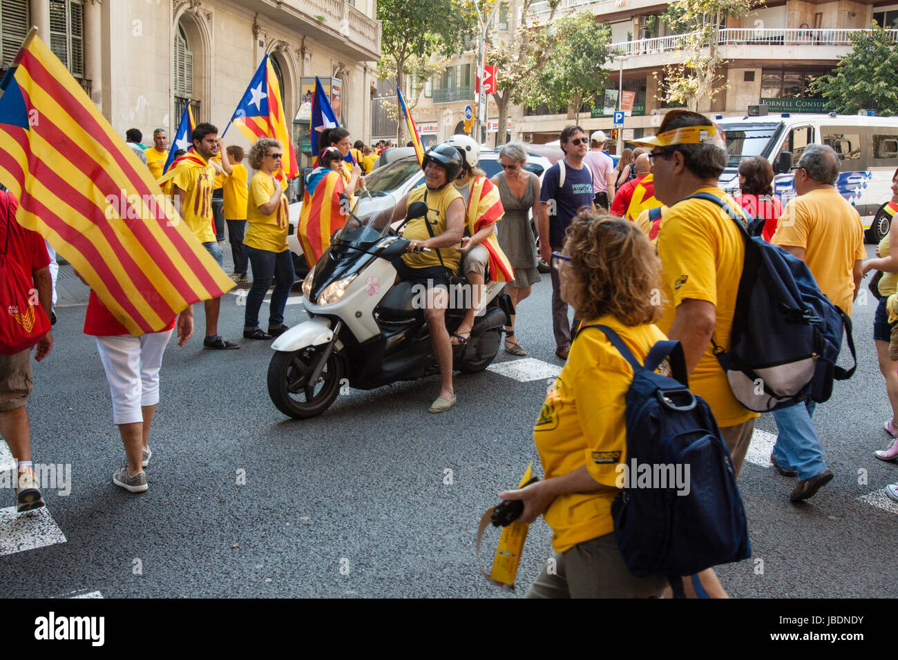 La Via Catalana 2014, ou C. La façon catalane 2014. Le 'V' est de 11 kilomètres de longueur et d'environ 200 000 mètres carrés et près de 1 millions de dollars. Banque D'Images