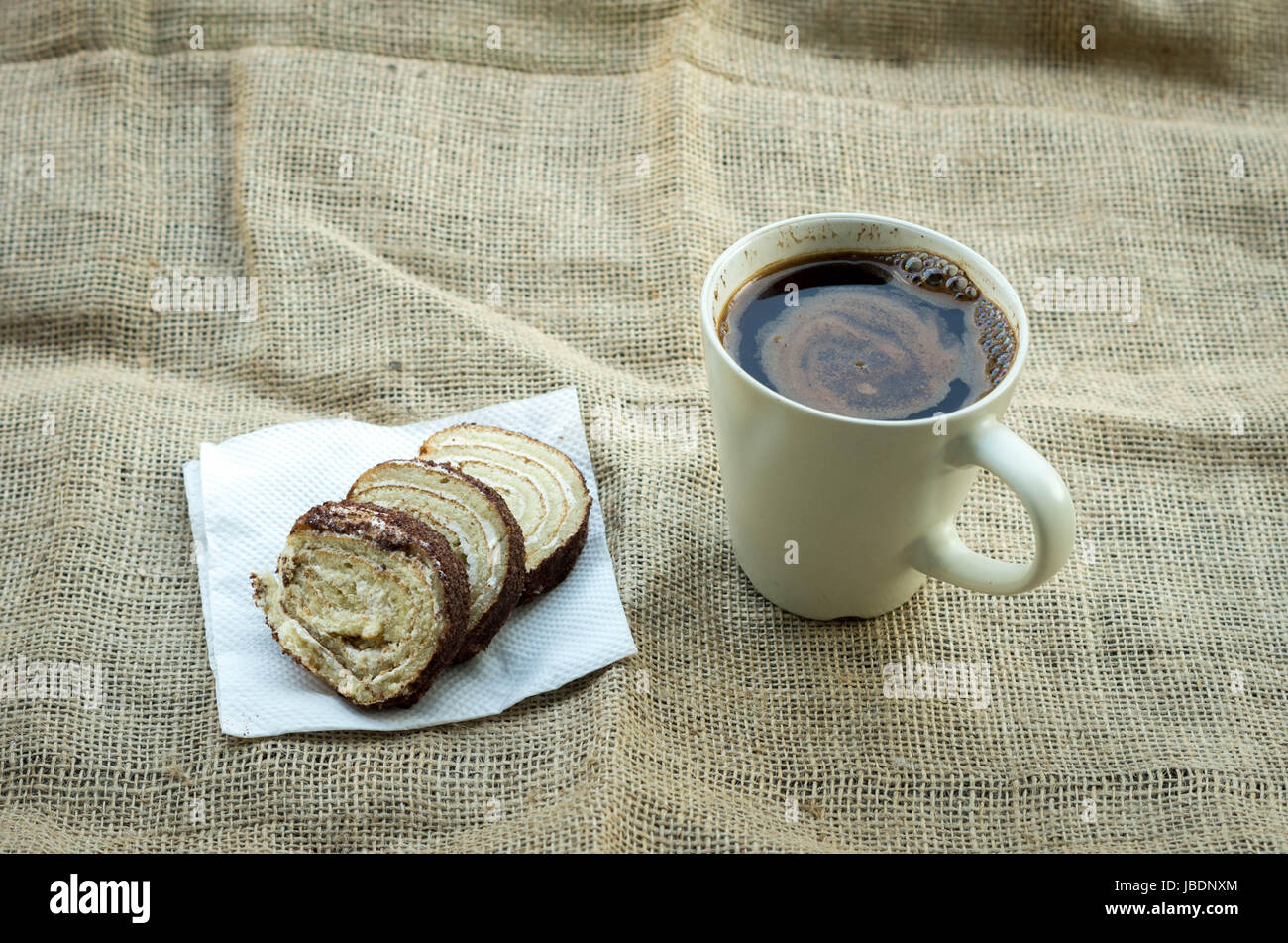 Matin café café noir avec des gâteaux. Vue arrière. Banque D'Images