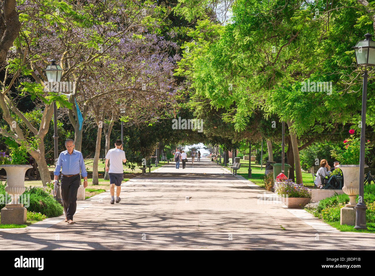 Cagliari Sardaigne park, sur un après-midi d'été, les Sardes promenade dans les Giardini Pubblici, la ville la plus ancienne des jardins, la Sardaigne. Banque D'Images