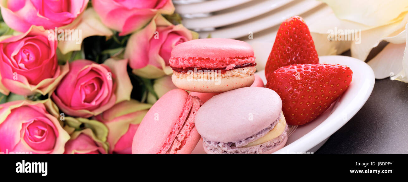 Dessert à l'occasion de la Saint-Valentin : macarons et fraise Banque D'Images