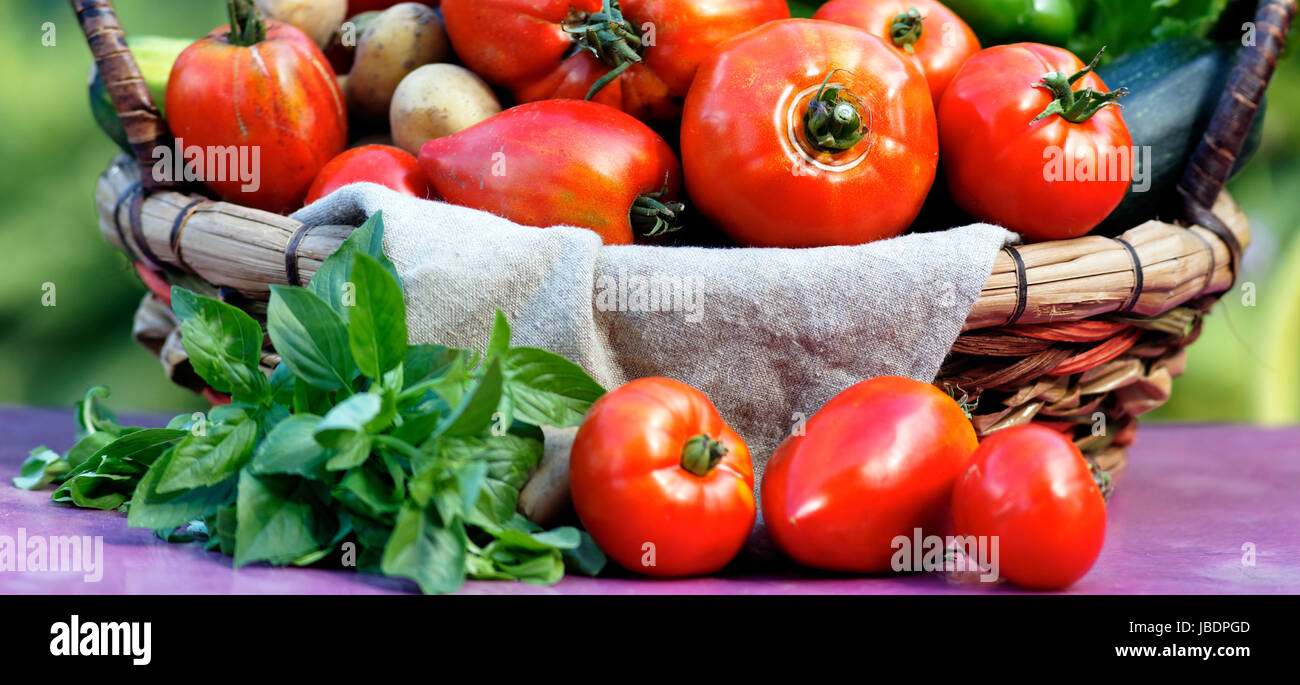 Différents légumes frais sur la table Banque D'Images