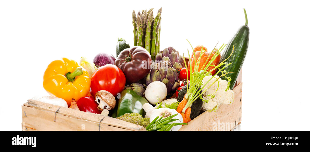 Assortiment de légumes frais dans une caisse sur fond blanc Banque D'Images
