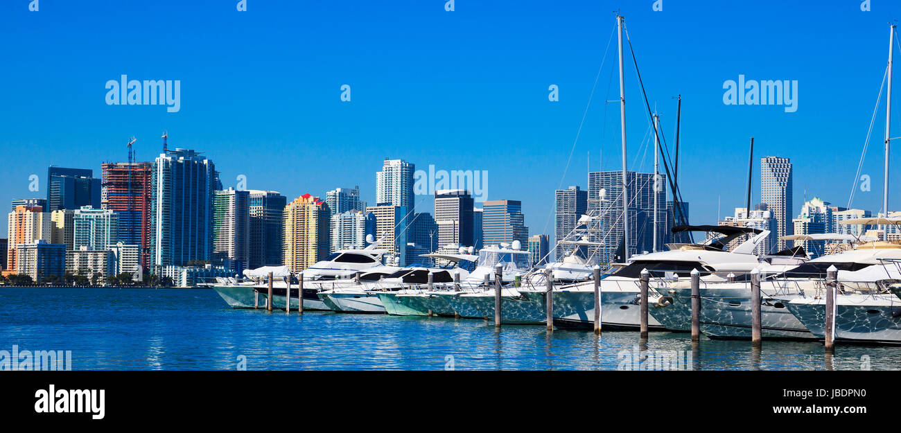 Le centre-ville de Miami avec ciel bleu, en Floride Banque D'Images